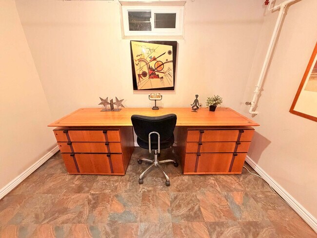 Building Photo - 2933 Ivanhoe St