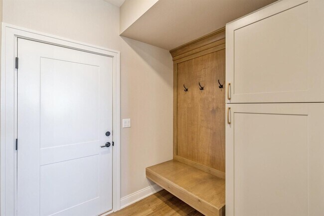 Building Photo - 2103 Lacey Dr