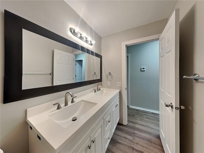 Building Photo - 6865 Buckingham Rd