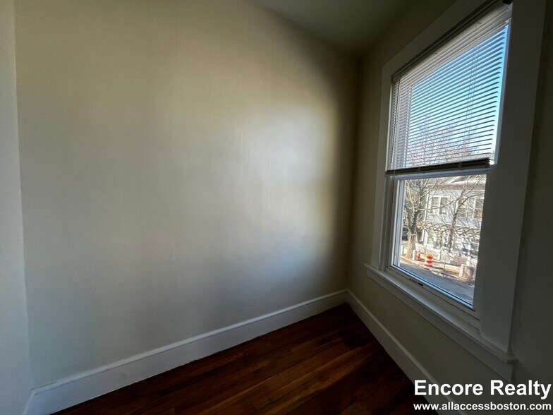 Building Photo - 100 River St