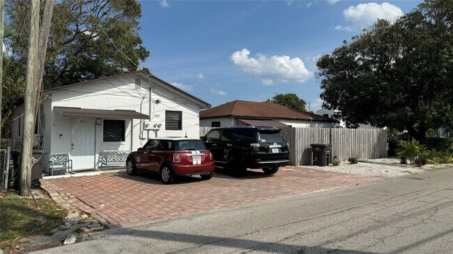 Building Photo - 443 Kern St