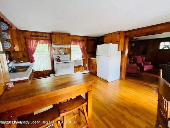 Building Photo - 214 Howe St