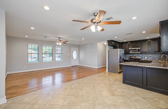 Building Photo - 1417 Longhorn Dr