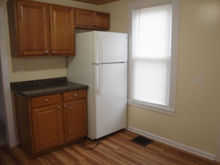 Kitchen looking toward refigerator. - 522 E Market St