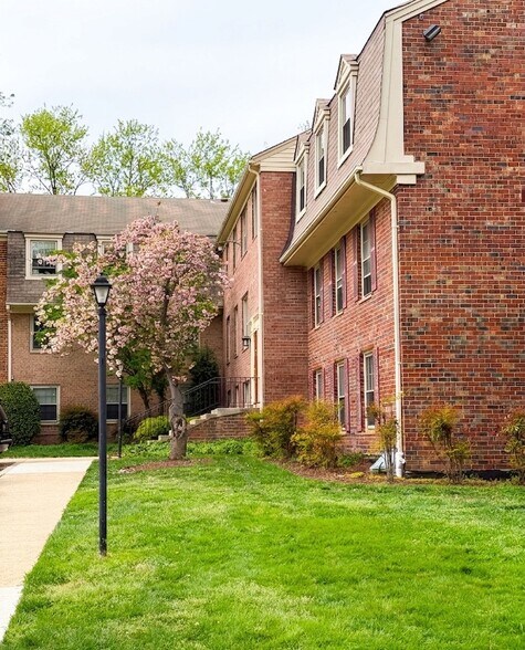 Building Photo - 6008 Westchester Park Dr