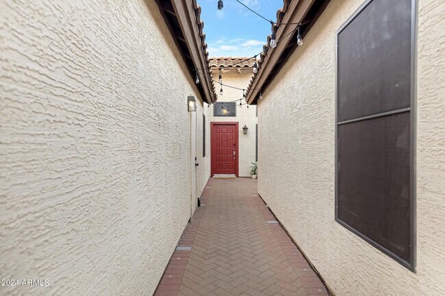 Building Photo - 5431 W Cochise Dr