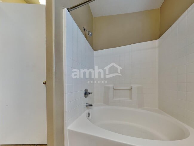 Building Photo - 1172 E Elm Rd