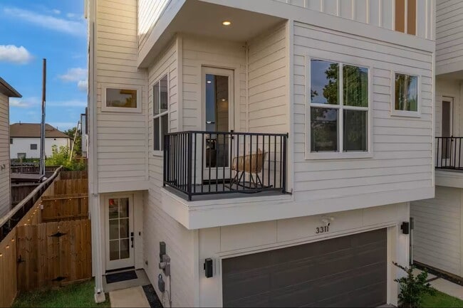 Building Photo - 3311 Daphne St