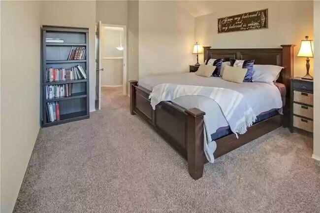 Building Photo - AVAILABLE AUGUST 2026 - Beautiful 3/2.5 Home in South College Station!