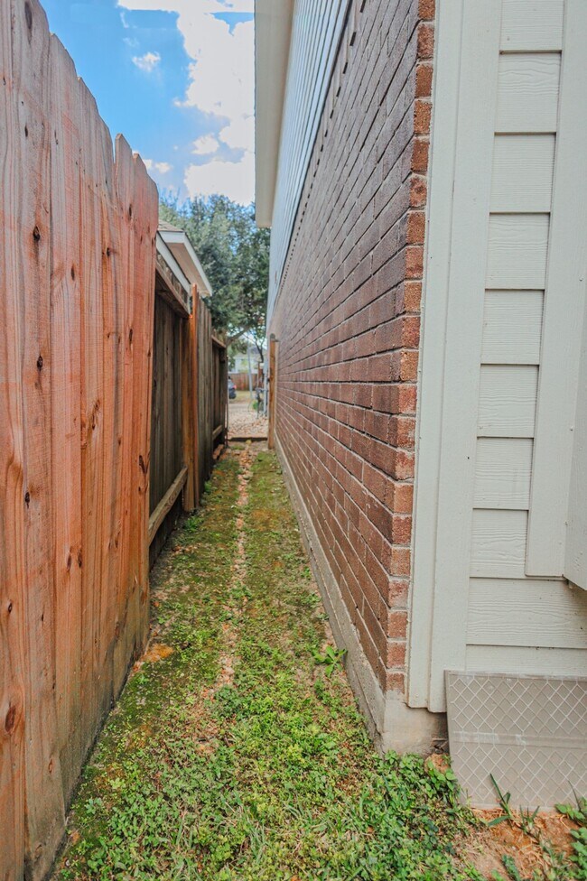 Building Photo - 19334 Strathmore Pl Ln