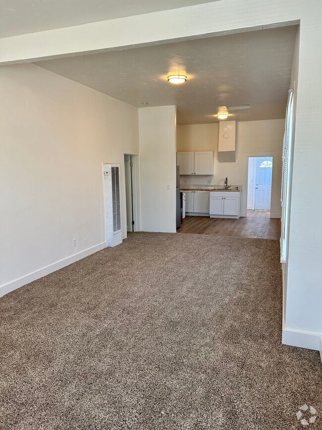 Building Photo - Pet Friendly 3 Bedroom in Salinas