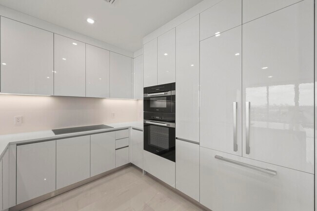 Building Photo - 220 Lake Shore Dr