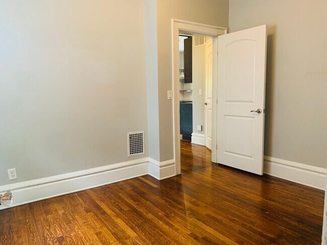 Building Photo - 3 bedroom 1.5 bath one block from Franklin Conservatory