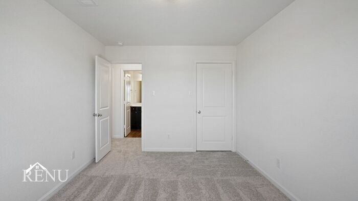 Building Photo - 500 London Dr
