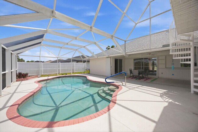 Building Photo - "Spacious 3-Bedroom Retreat with 2 Full Baths in Rotonda West Pinehurst!"