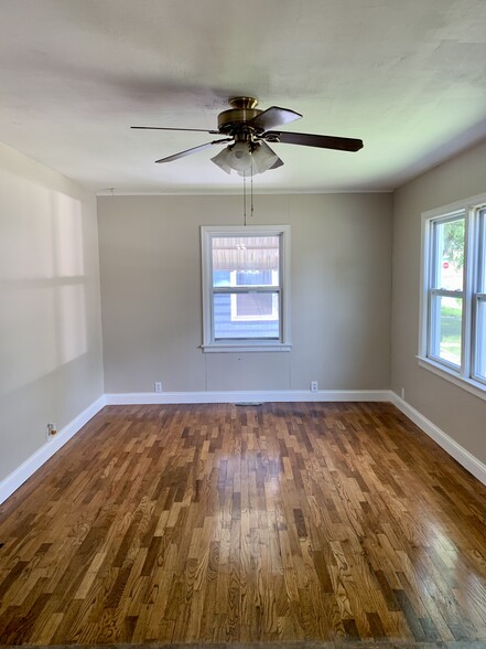 Upstairs livingroom - 821 W 7th St
