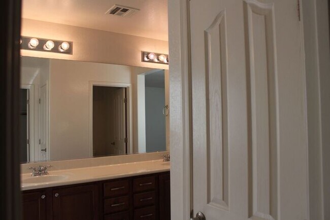 Building Photo - Beautiful 4 Bedroom in Lyons Gate!