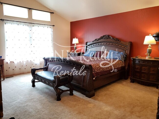 Building Photo - Gorgeous 5 Bedroom Home in D20!