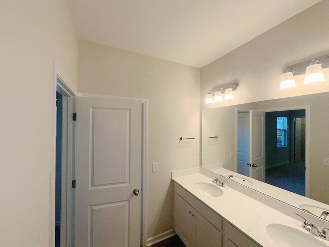 Building Photo - 192 Standing Oaks Dr