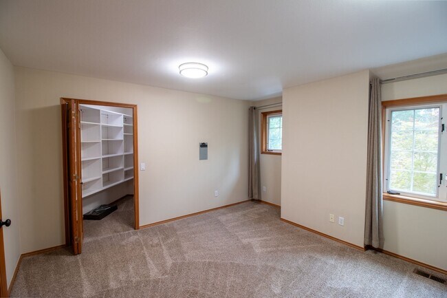 Building Photo - 4bd/2.5ba Redmond Home