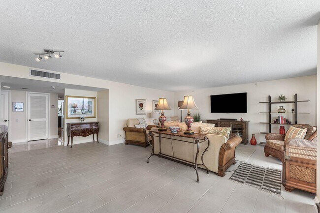 Building Photo - 250 S Ocean Blvd