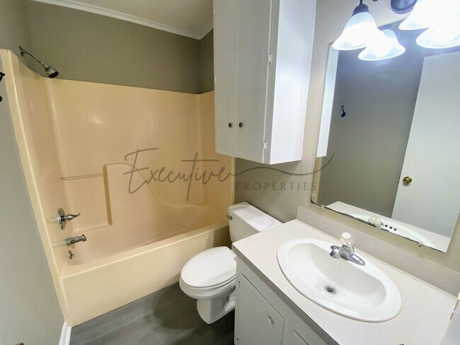 Building Photo - 1BR Apartment – $850 w/ ALL Utilities Paid!