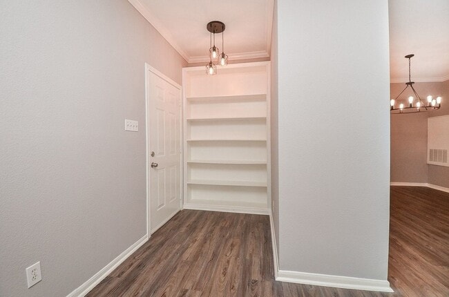 Building Photo - 2255 Braeswood Park Dr