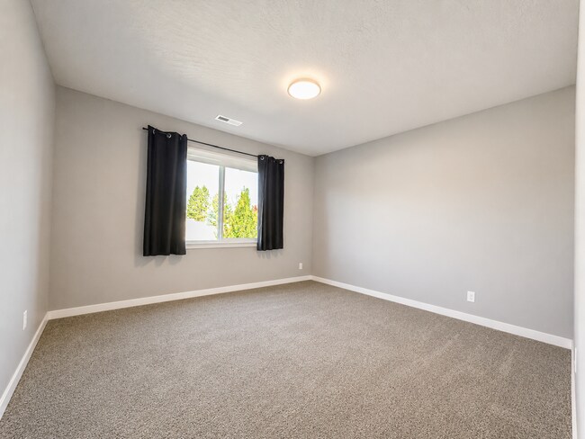 Building Photo - 1816 S Ridgetop Dr