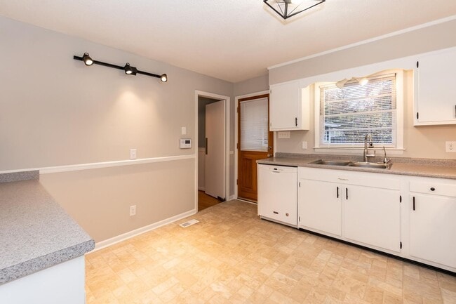 Building Photo - Beautiful Large Home in the Heart of Raleigh!