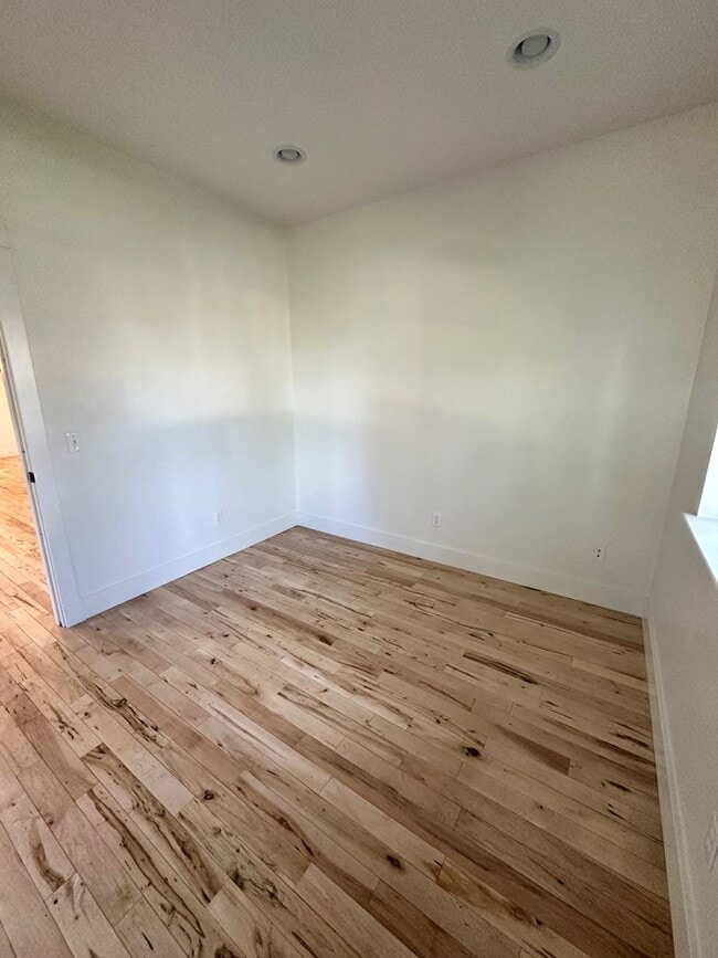 Building Photo - Beautiful 4 bedroom townhome