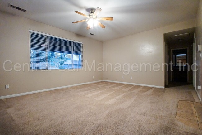 Building Photo - Large 4 Bedroom, 3 Bath Home in the Desire...
