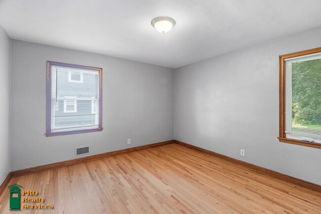 Building Photo - 2 Bedroom Home in Maplewood