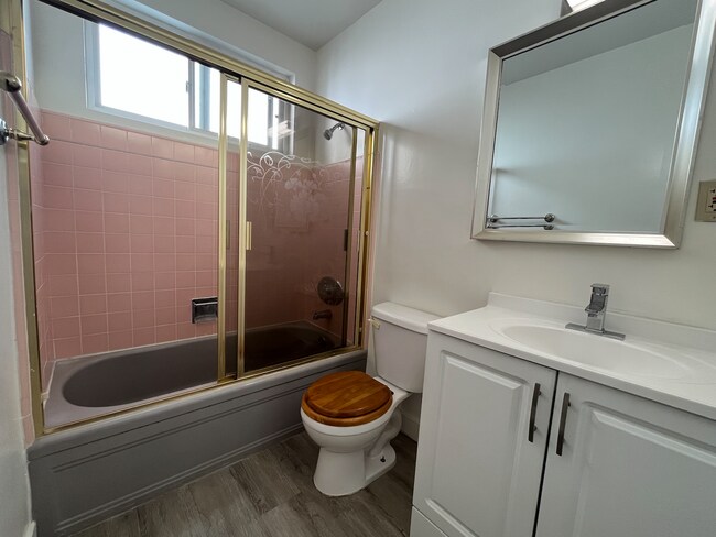 Building Photo - 5754 Hazeltine Ave