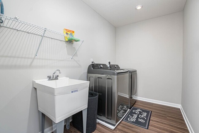 Building Photo - Brand new and fully furnished corporate ex...