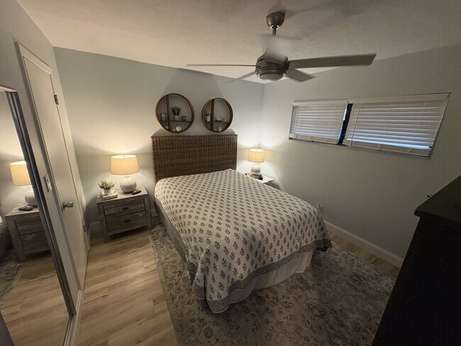 Building Photo - 512 W Venice Ave