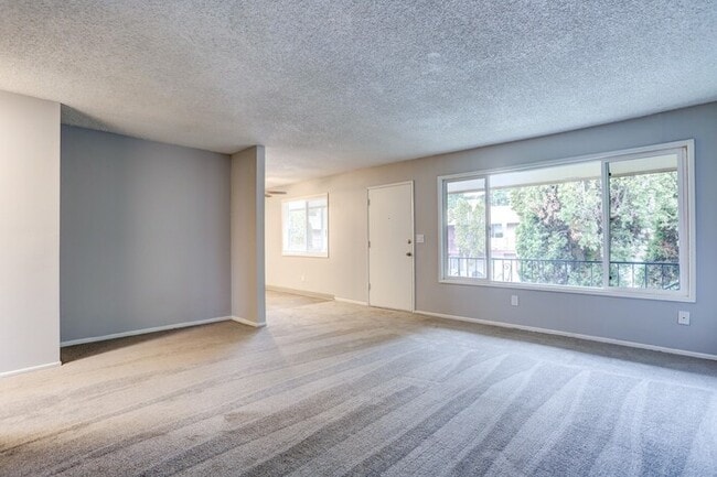 Building Photo - Look no Further, Tyee offers a SUPER 2bed/1bath! Call now for details and a showing!