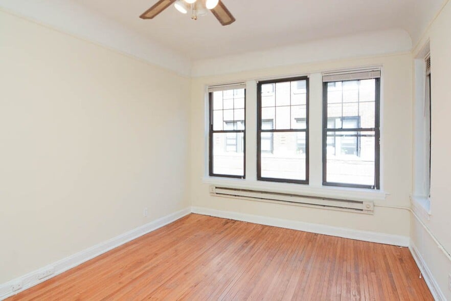 Building Photo - 4416 N Wolcott Ave