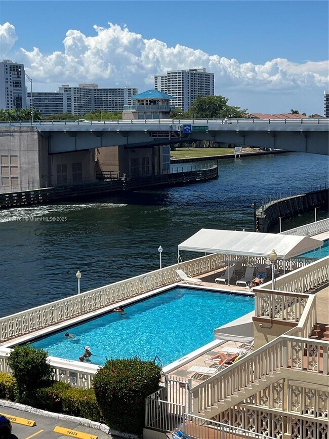 Building Photo - 1817 S Ocean Dr
