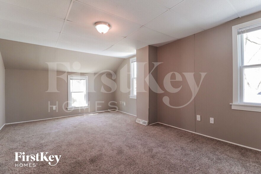 Building Photo - 446 Barron St