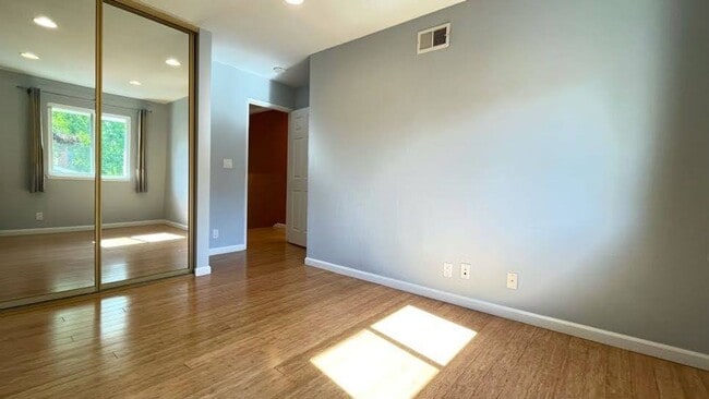Building Photo - 2BD/2BA - Stylish 2BR Townhome Near Apple ...