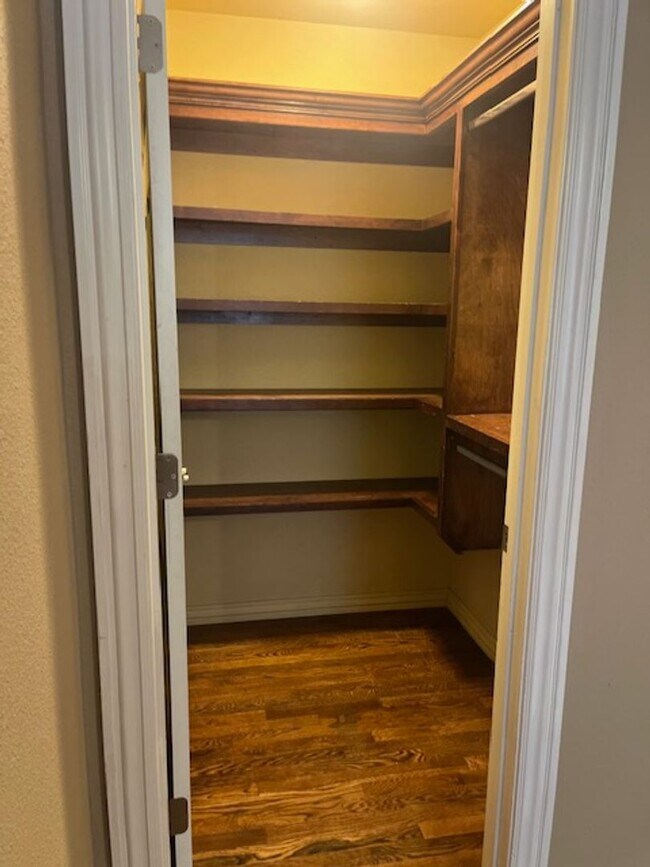Building Photo - Bentonville 4 bedroom 3 car garage home ne...