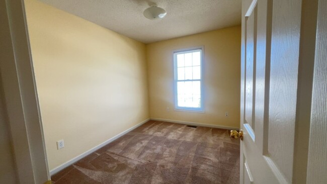Building Photo - Spacious 3-Bedroom End Unit in Liberty Squ...