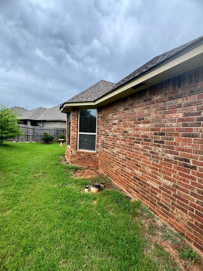 Building Photo - 3 Bed 2 Bath in Edmond!