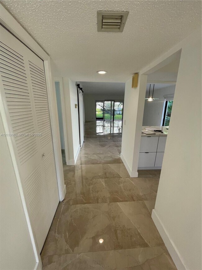 Building Photo - 409 Lakeview Dr