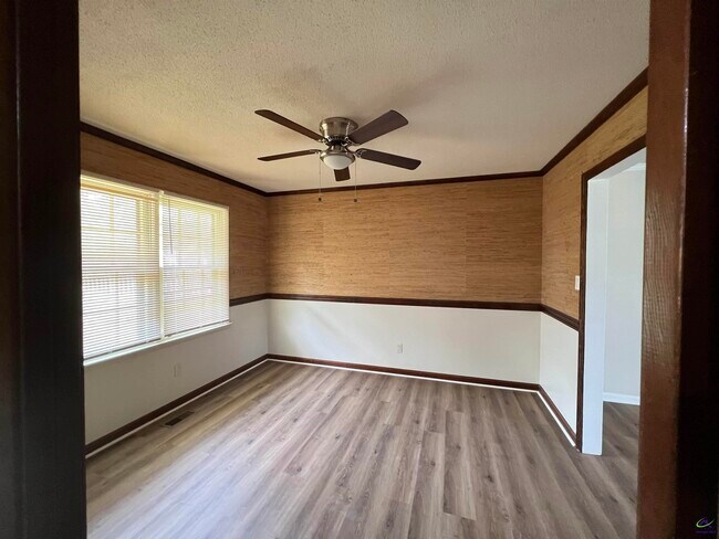 Building Photo - 210 Westwood Dr
