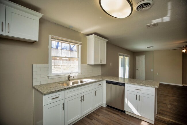 Building Photo - ** 3 bed 2 bath located in Dalraida ** Cal...