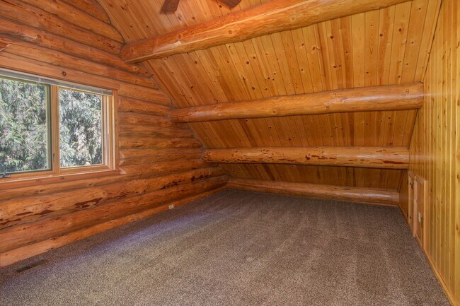 Building Photo - Luxury secondary Lake Property offering 3 beds 2.5 baths and bonus space