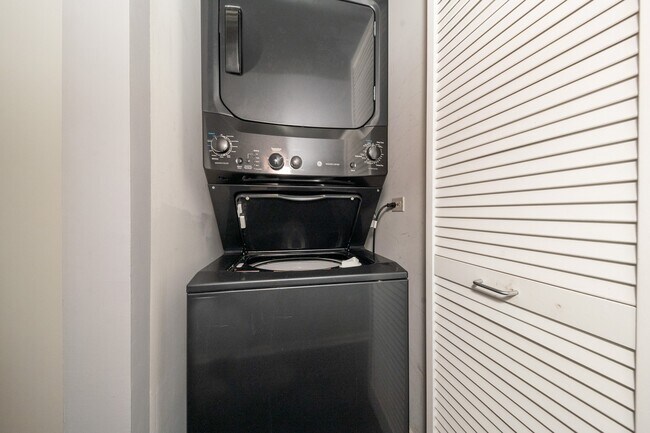 Building Photo - 2024 S Wabash Ave