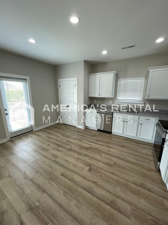 Building Photo - Available Now!! PRICE REDUCTION*** SIGN A ...
