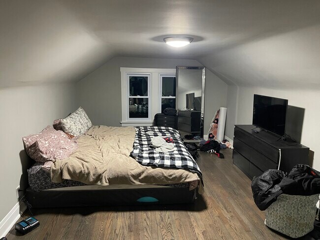 Building Photo - 1524 E Algonquin Rd